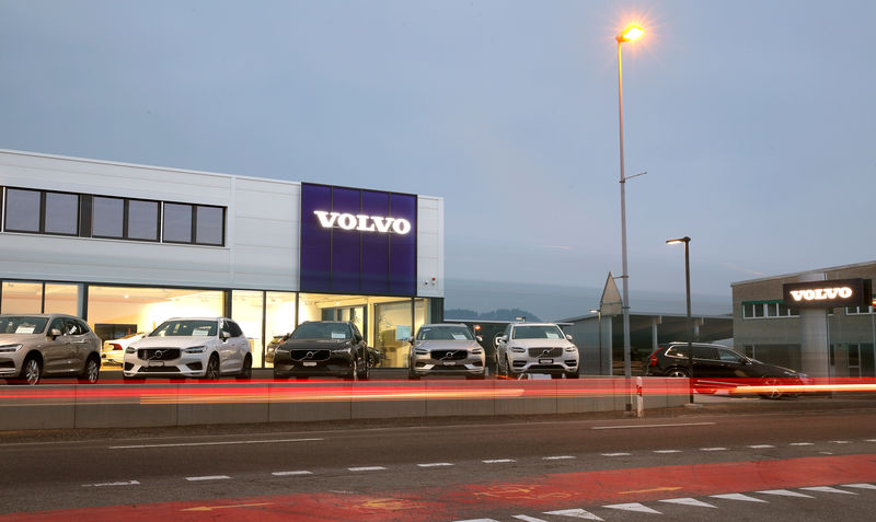 © Reuters. FILE PHOTO: A long exposure picture shows cars of Swedish automobile manufacturer Volvo displayed in front of a showroom of Stierli Automobile AG company in St. Erhard