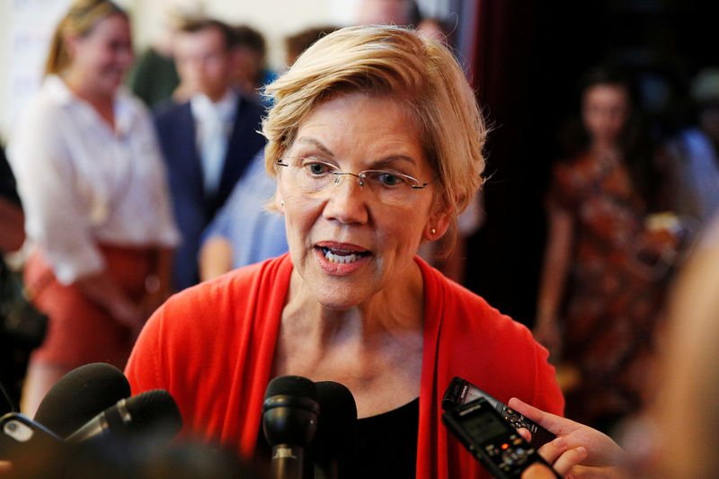 © Reuters. FILE PHOTO: Democratic 2020 U.S. presidential candidate Sen. Elizabeth Warren speaks to members of the media during a town hall at the Peterborough Town House in Peterborough, New Hampshire