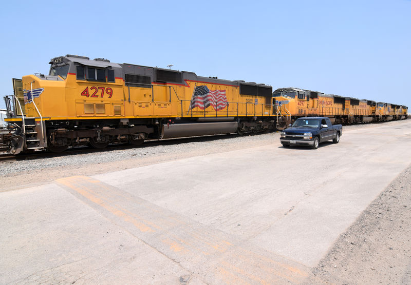 © Reuters. FILE PHOTO: Locomotives at Union PacificÕs Engelwood wait to return to service near downtown Houston