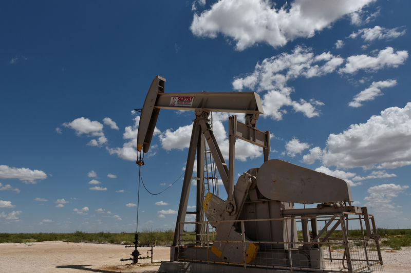 © Reuters. FILE PHOTO: A pump jack operates in the Permian Basin oil production area near Wink, Texas
