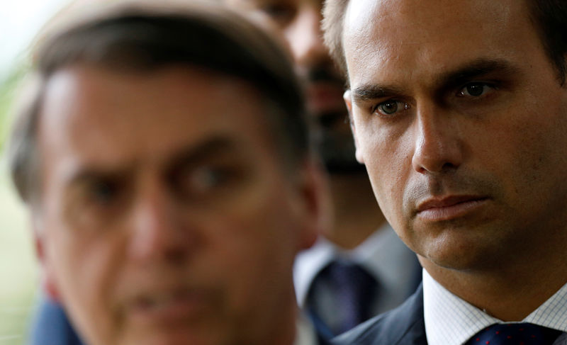Bolsonaro admite querer beneficiar filho, mas nega relação com indicação a embaixada