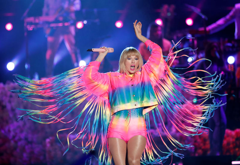 © Reuters. FILE PHOTO: FILE PHOTO: Taylor Swift performs at the iHeartRadio Wango Tango concert in Carson