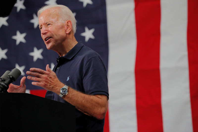 © Reuters. FILE PHOTO: Democratic 2020 U.S. presidential candidate Biden's campaign stop in Londonderry