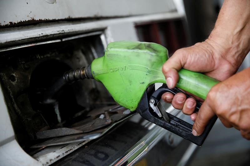 © Reuters. A gas station worker pumps gas into a car at a gas station of the state oil company PDVSA in Caracas