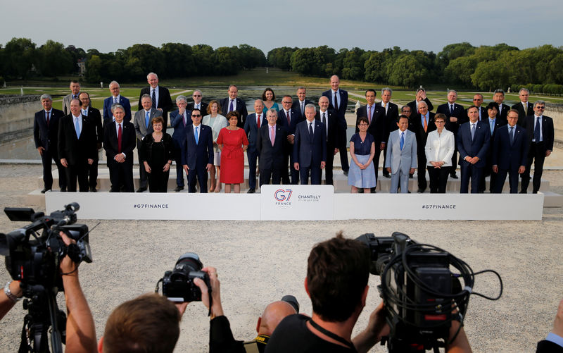 © Reuters. Los ministros de finanzas y los gobernadores de los bancos centrales del G7 posan para una foto de familia, durante la reunión del G7 en Chantilly