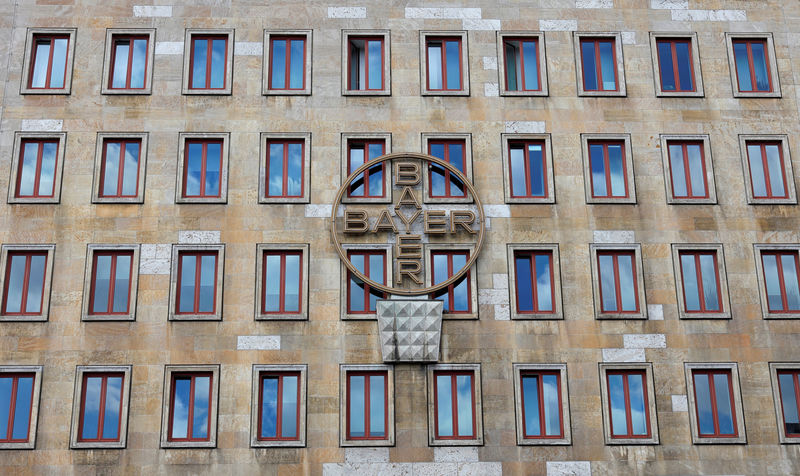 © Reuters. FILE PHOTO:  Historic facade of Bayer AG headquarters of German pharmaceutical and chemical maker in Leverkusen