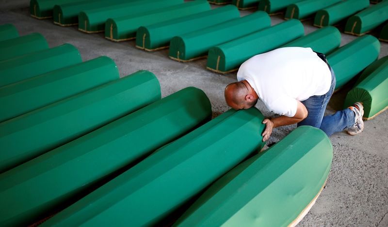 © Reuters. FOTO DE ARCHIVO: Un musulmán llora cerca del ataúd de sus familiares recién identificados que murieron en la masacre de Srebrenica en 1995