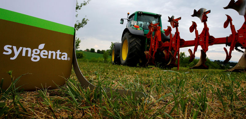 © Reuters. FILE PHOTO: Logo of Swiss agrochemicals maker Syngenta in Geispitzen