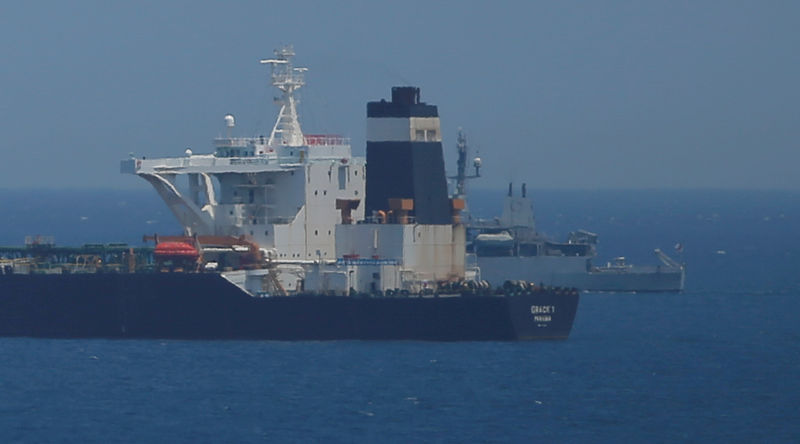 © Reuters. FILE PHOTO: Oil supertanker Grace 1 sits anchored in waters of the British overseas territory of Gibraltar