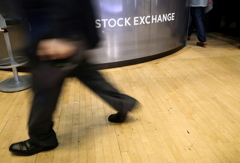 © Reuters. Traders work on the floor at the NYSE in New York