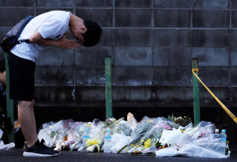 Fãs de animação prestam homenagens em estúdio japonês após incêndio criminoso