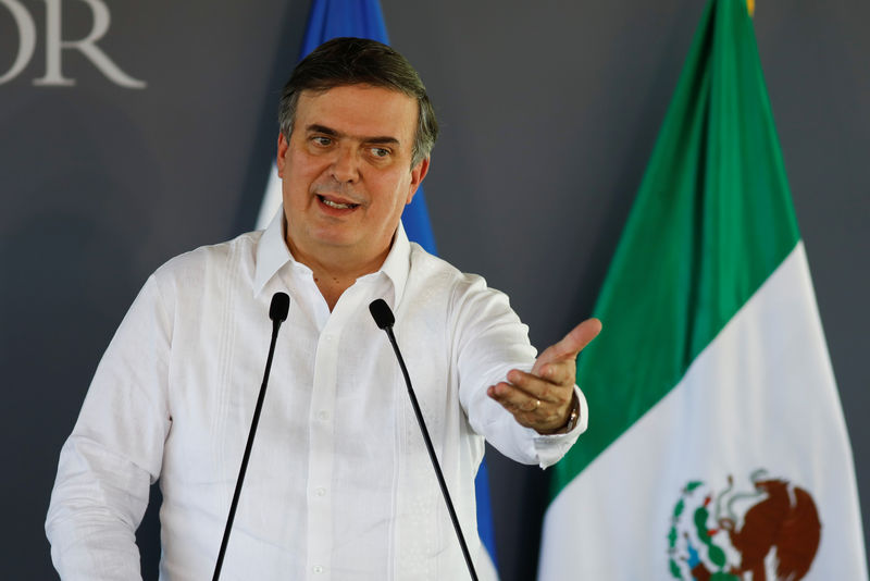 © Reuters. El Salvador's President Bukele and Mexico's FM Ebrard attend a ceremony as part of the new migration plan between Mexico and Central America, in San Pedro Masahuat