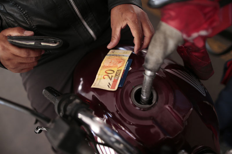 Preço médio da gasolina cai pela 10ª semana seguida nos postos; diesel também recua