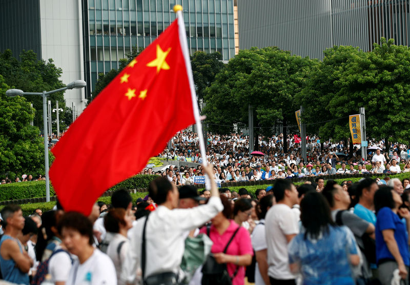 © Reuters. أنصار الحكومة في هونج كونج يتظاهرون للمطالبة بإنهاء العنف