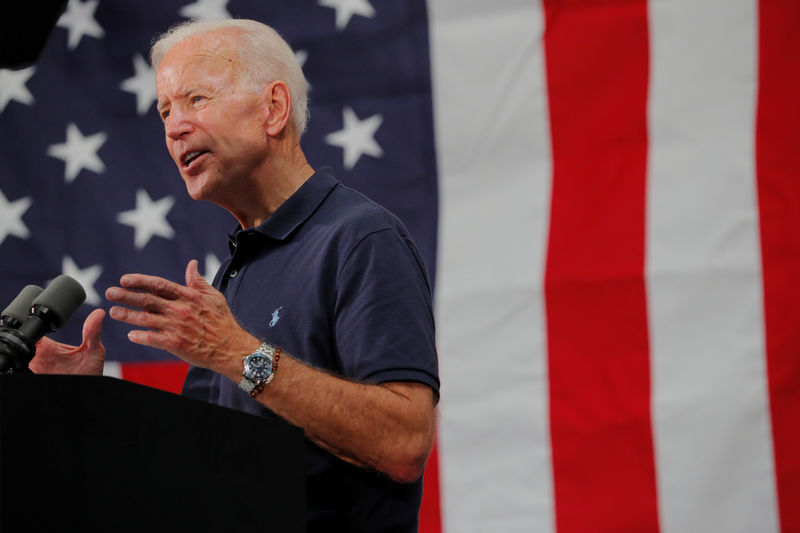 © Reuters. FOTO DE ARCHIVO: El candidato demócrata a las presidenciales de 2020 y ex vicepresidente de Estados Unidos, Joe Biden, habla durante un acto de campaña en Mack's Apples en Londonderry, New Hampshire, Estados Unidos