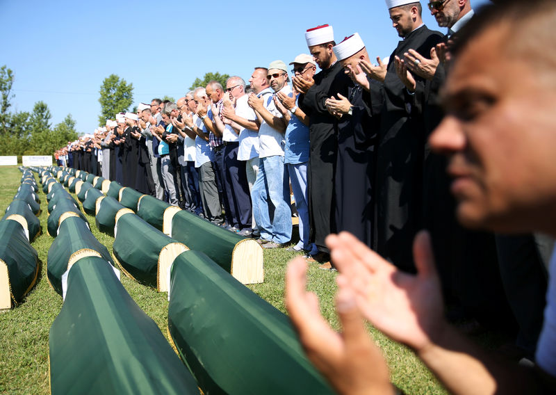 البوسنة تدفن رفات 86 مسلما من ضحايا الحرب بعد 27 عاما من مقتلهم