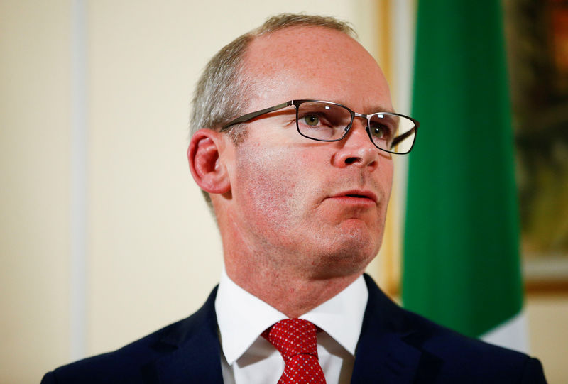 © Reuters. FILE PHOTO: Irish Foreign Minister Simon Coveney speaks during a press conference in London