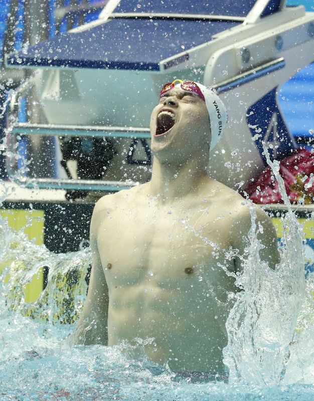 © Reuters. سون يحرز ذهبية سباق 400 متر حرة في بطولة العالم للسباحة
