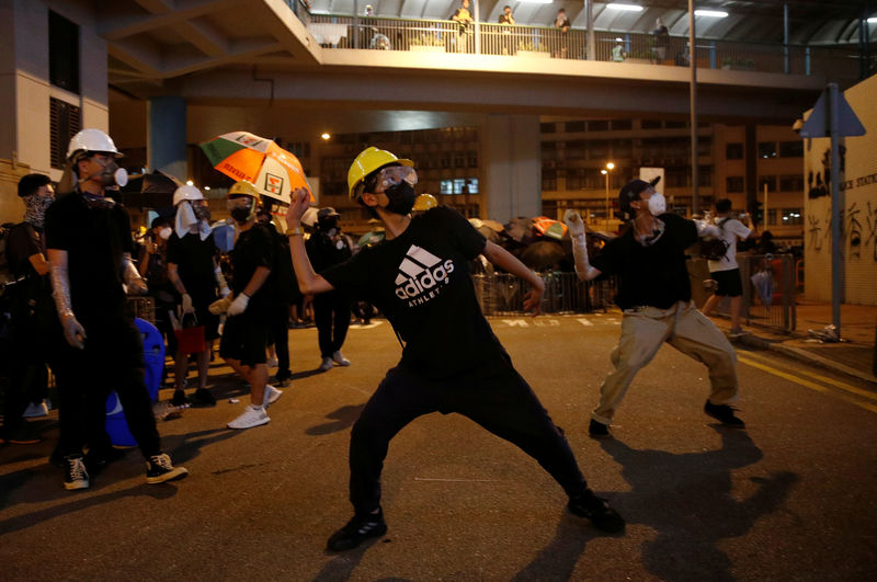 Manifestantes vestidos de negro en Hong Kong protestan frente a la oficina de representación de Pekín