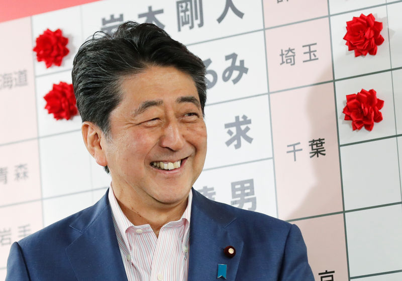 رئيس وزراء اليابان: الفوز في الانتخابات يظهر تأييد النقاش بشأن الدستور