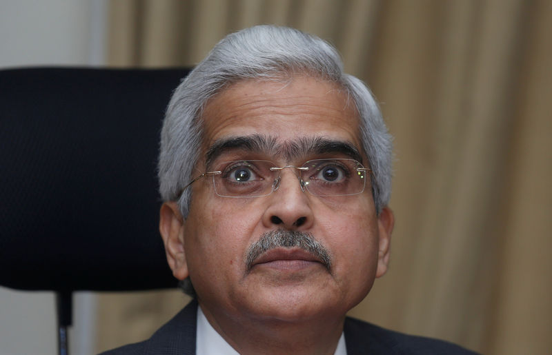 © Reuters. FILE PHOTO:  The Reserve Bank of India (RBI) Governor Shaktikanta Das listens to a question during a news conference in Mumbai