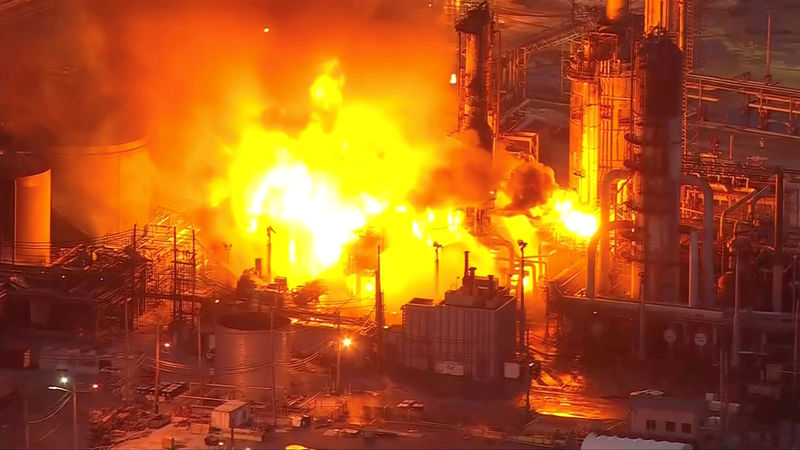 © Reuters. FILE PHOTO:  A massive fire burns at Philadelphia Energy Solutions Inc's oil refinery in this still image from video in Philadelphia