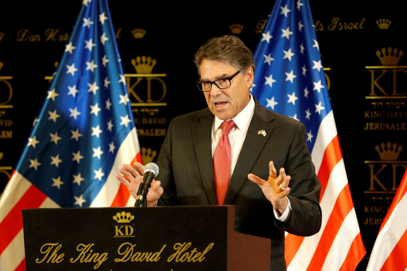 © Reuters. U.S. Secretary of Energy Rick Perry speaks during a news conference in Jerusalem