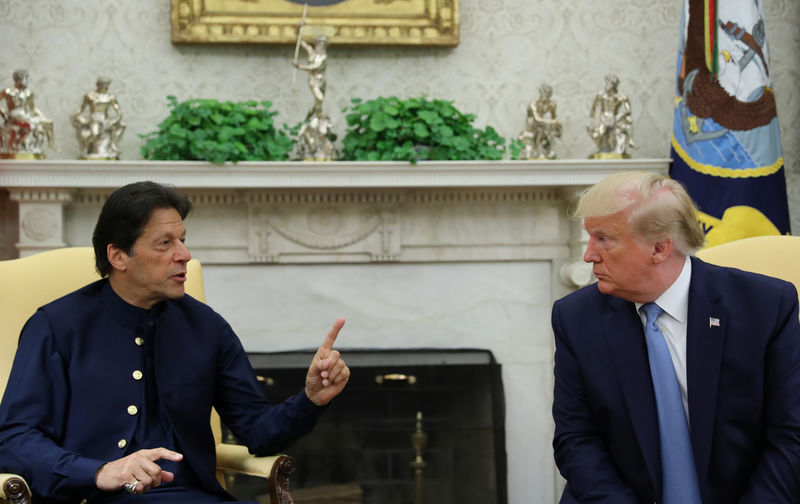 © Reuters. Pakistan’s Prime Minister Khan meets with U.S. President Trump in the Oval Office of the White House in Washington