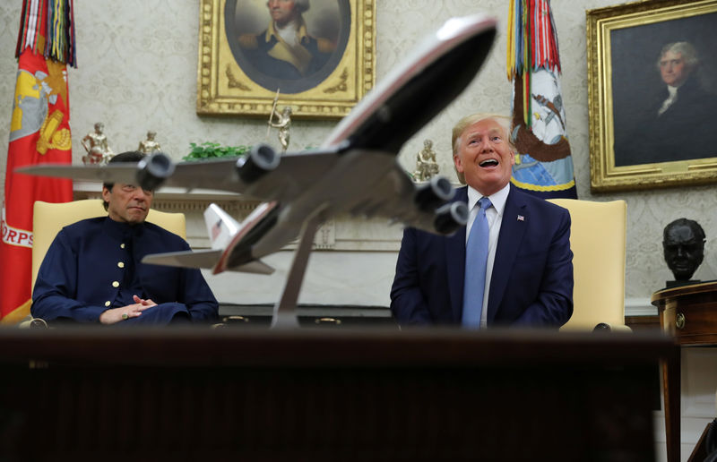 © Reuters. U.S. President Trump talks with reporters while meeting with Pakistan’s Prime Minister Khan in the Oval Office of the White House in Washington