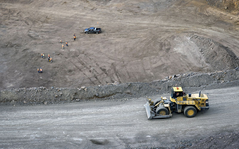 © Reuters. FILE PHOTO: Workers survey the base of the 500-foot-deep open pit at  Molycorp's Mountain Pass Rare Earth facility in Mountain Pass, California