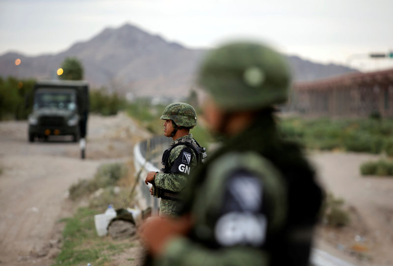 © Reuters. Members of the Mexican National Guard stand guard at the border between Mexico and U.S., as seen from Ciudad Juarez