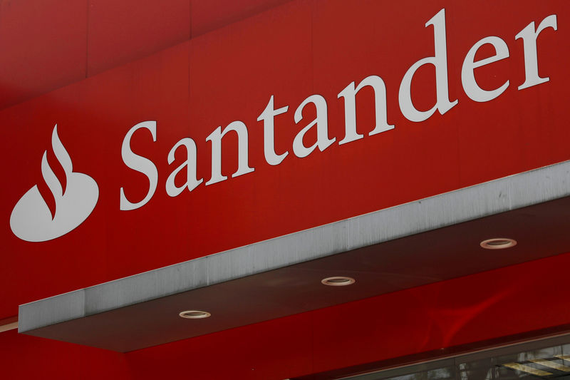 © Reuters. FILE PHOTO: The logo of Santander bank is seen at a branch in Mexico City