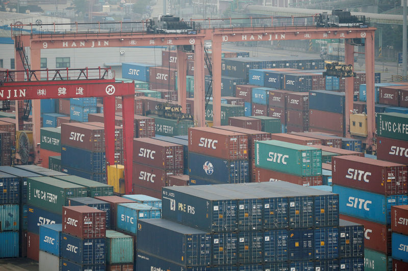 © Reuters. FILE PHOTO: A container terminal is seen at Incheon port in Incheon