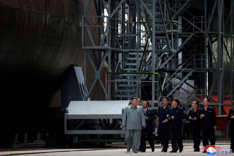 © Reuters. زعيم كوريا الشمالية يتفقد غواصة جديدة ويشير إلى نظم أسلحة