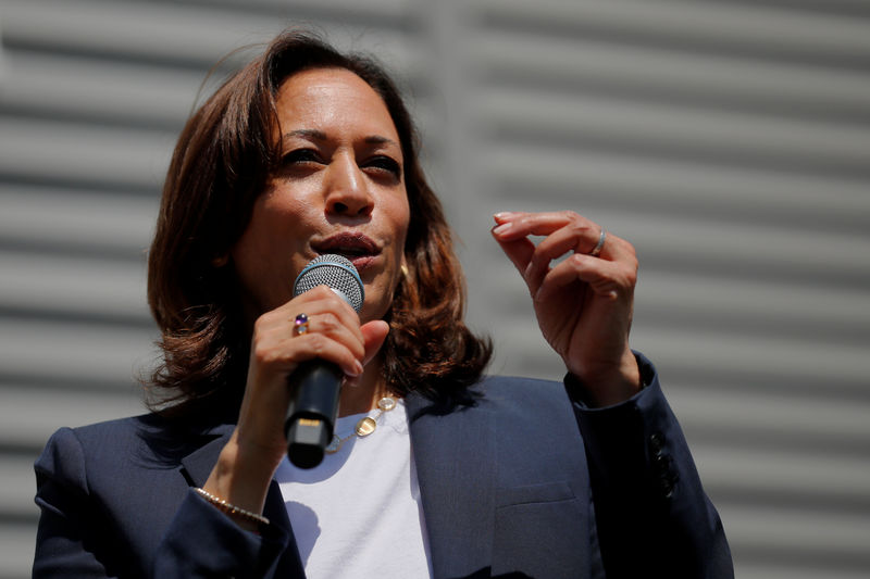 © Reuters. Democratic 2020 U.S. presidential candidate Harris speaks at a campaign house party in Gilford