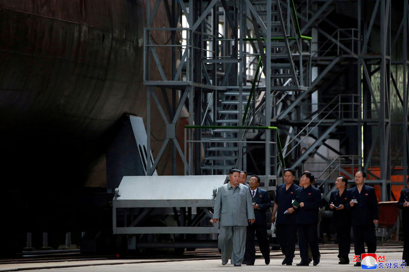 Líder norte-coreano inspeciona novo submarino e pode retomar programa de mísseis