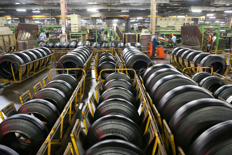 © Reuters. Linha de produção de pneus em Nantong, na China