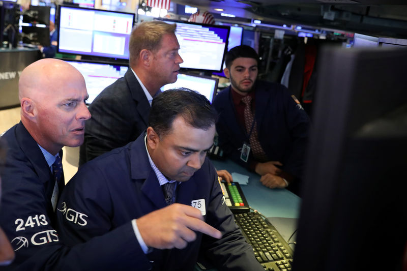 © Reuters. Traders work on the floor at the NYSE in New York