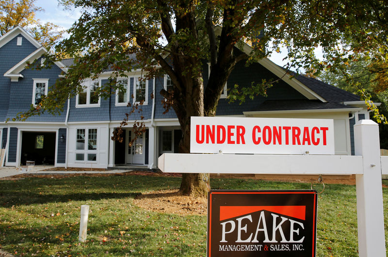 © Reuters. FILE PHOTO: A real estate sign advertising a home "Under Contract" is pictured in Vienna, Virginia