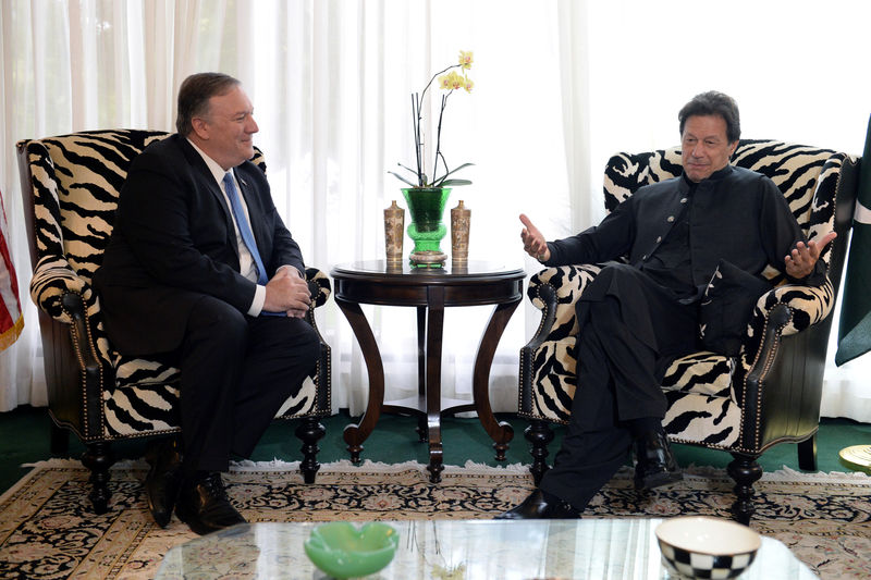 © Reuters. U.S. Secretary of State Mike Pompeo meets with Pakistan’s Prime Minister Imran Khan in Washington