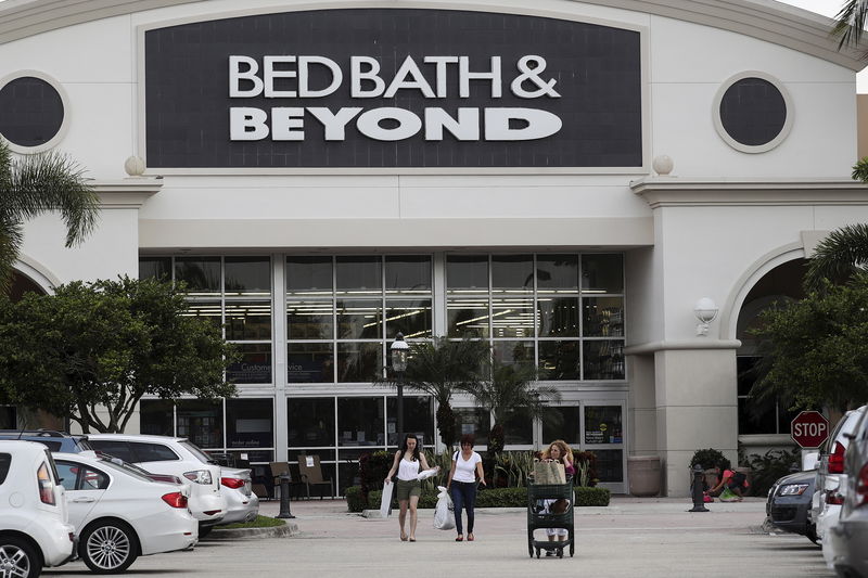 © Reuters. File photo of shoppers leaving a Bed Bath and Beyond store in Boca Raton