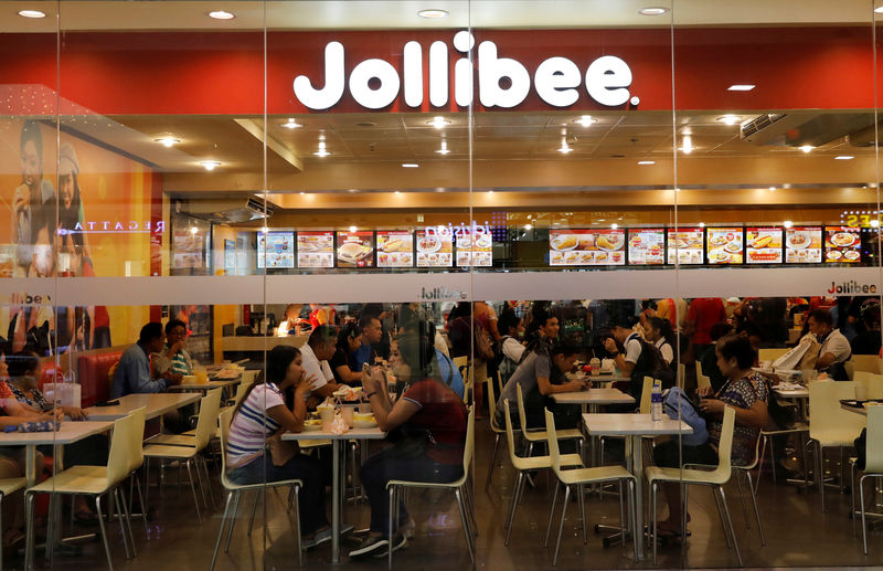 © Reuters. FILE PHOTO: Customers eat at a Jolibee fastfood outlet in Quezon City, metro Manila