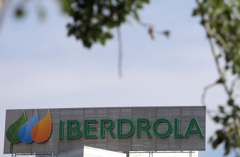 © Reuters. FOTO DE ARCHIVO: El logo de la empresa española de servicios públicos Iberdrola en su sede en Madrid, España, el 23 de mayo de 2018