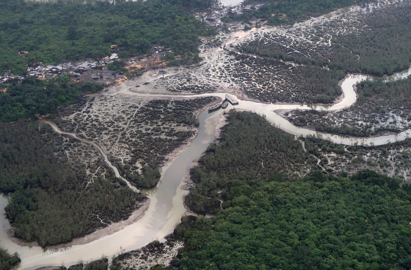 © Reuters. FILE PHOTO: An overview of the Niger delta where signs of oil spills can be seen in the water in Port Harcourt