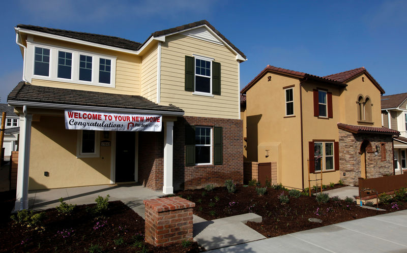 © Reuters. FILE PHOTO: Newly constructed single family homes are shown for sale in San Diego