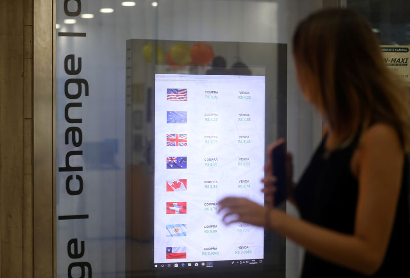 Dólar cai ante real seguindo movimento externo, com foco em BCs globais