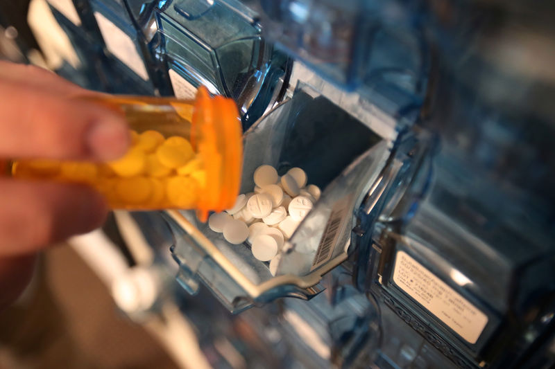 © Reuters. A pharmacist refills a container in a drug dispensing machine at the Rock Canyon pharmacy in Provo, Utah