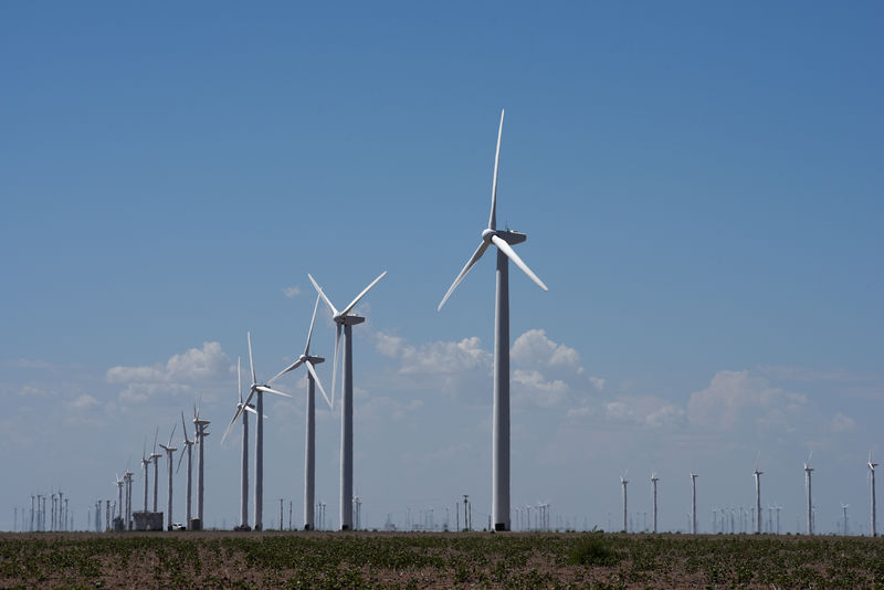 © Reuters. FILE PHOTO: Wind turbines generate power at the Loraine Windpark Project in Loraine