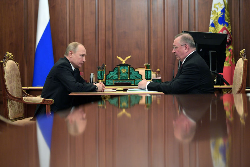 © Reuters. Russia's President Vladimir Putin meets chief executive of Russian oil pipeline monopoly Transneft Nikolai Tokarev in Moscow