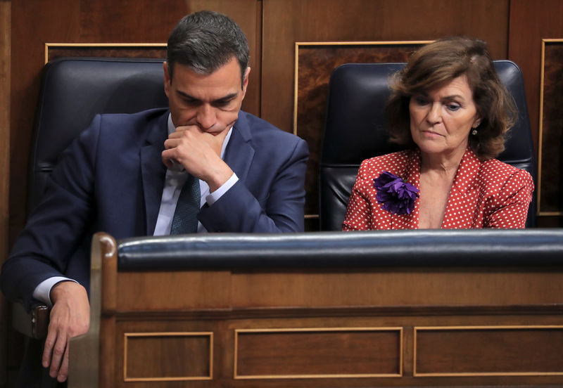 © Reuters. El presidente en funciones de España, Pedro Sánchez, y la vicepresidenta Carmen Calvo, asisten a la última jornada del debate de investidura en el Congreso de los Diputados, Madrid, España